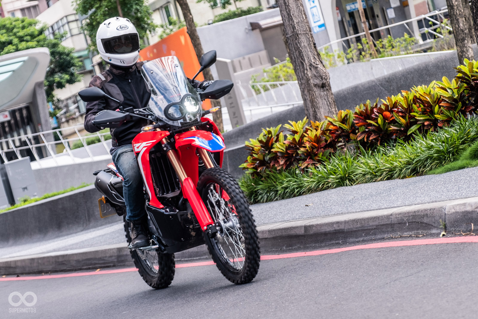 RALLY的坐墊比起L版更舒適許多,但長時間騎乘還是會感受到不舒適