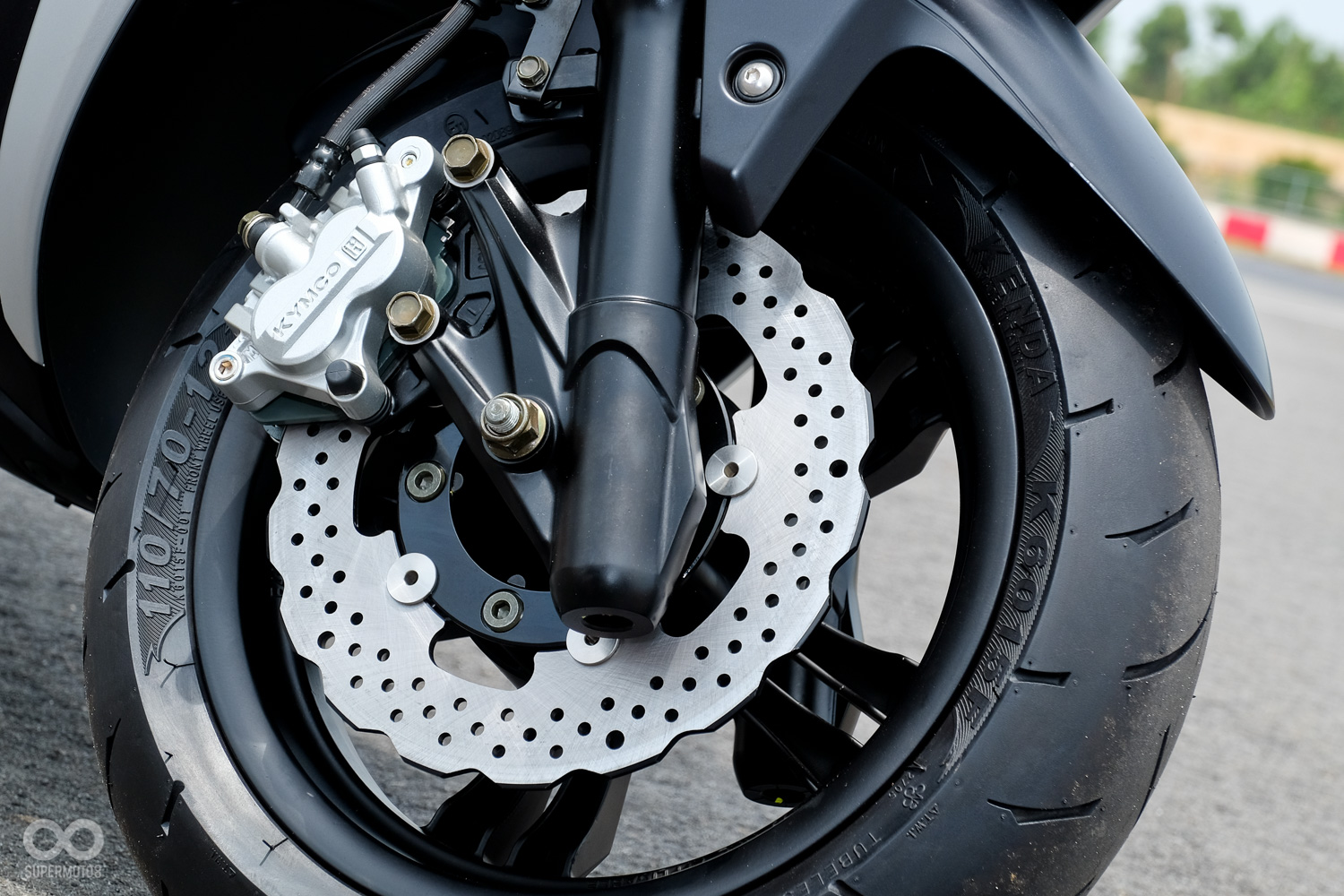 前制動以Ø27mm的大口徑活塞搭配240mm浮動碟,規格媲美300c.c.的重型大羊