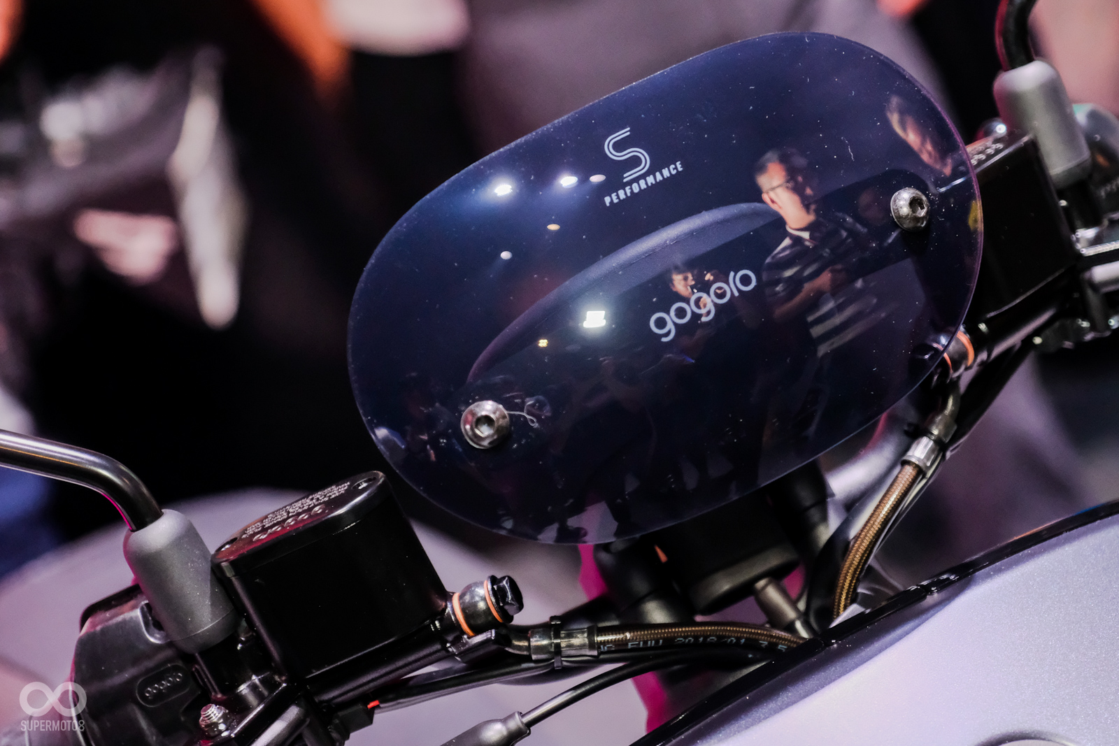 燻黑的小風鏡,看上去運動感十足,也讓整體的視覺感受,非常有質感!