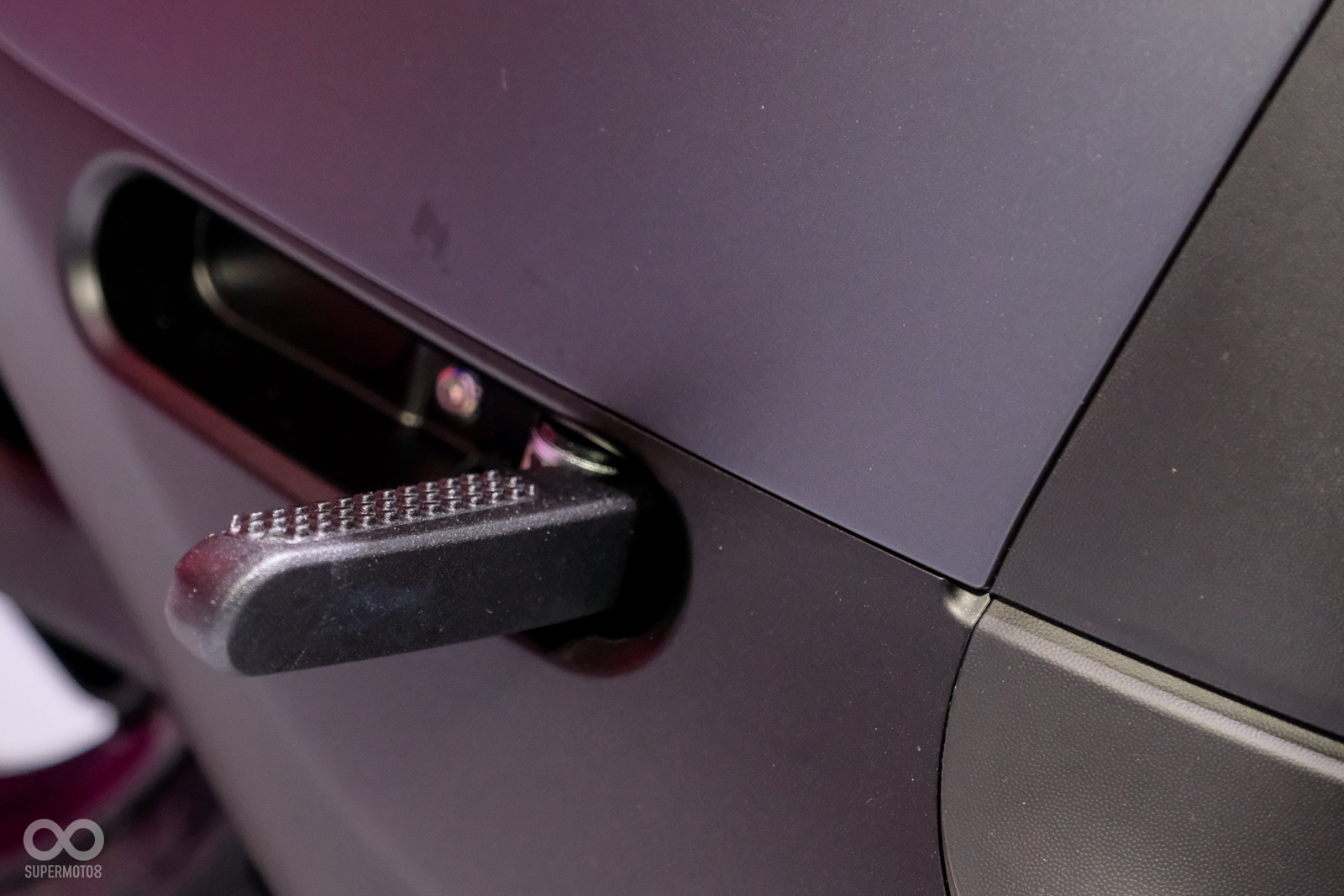 2S延續S Performance的家族特徵,全車皆以消光黑烤漆呈現