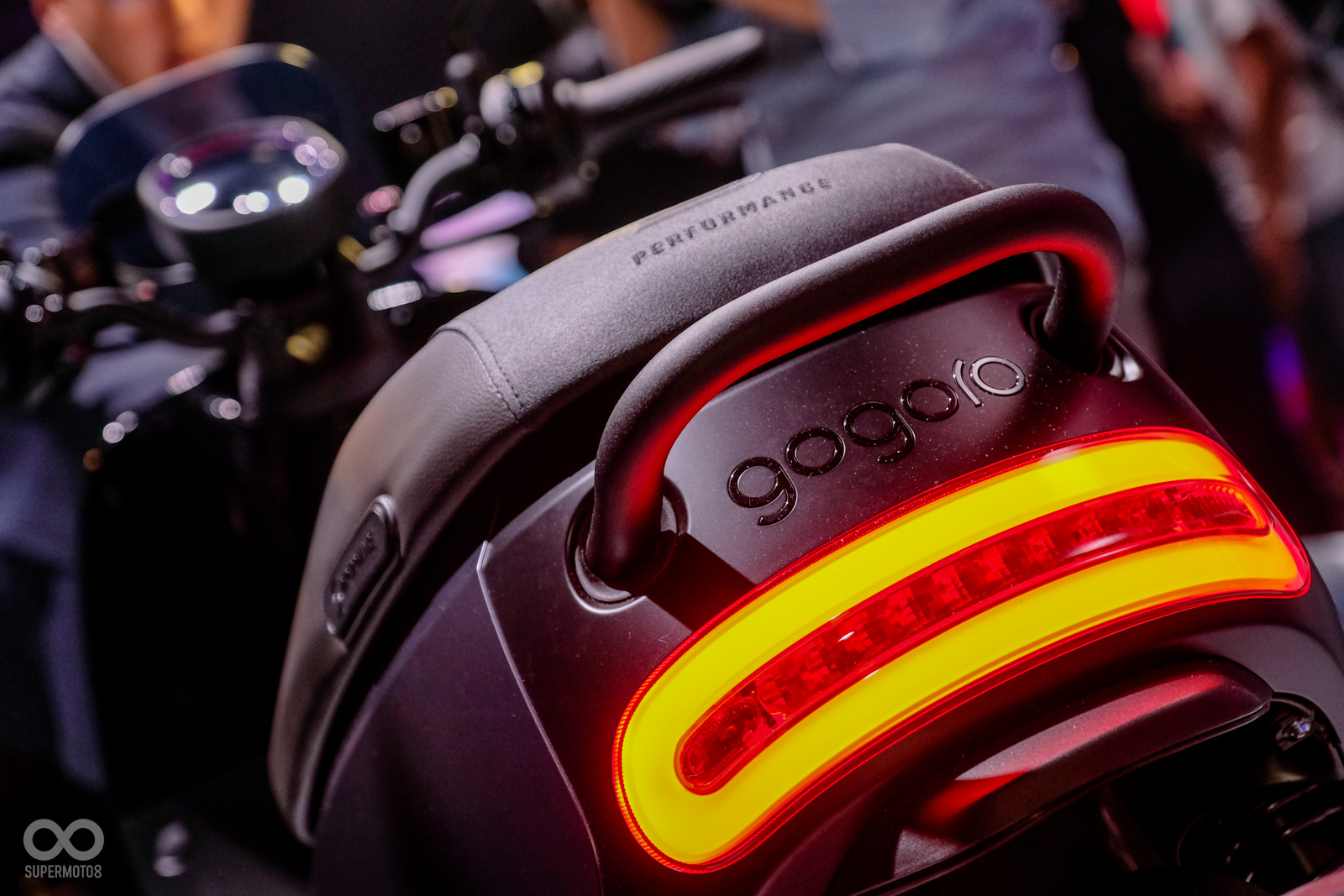 全新設計的高止滑座墊,而尾端的後手把,也不同於舊款向上彎的設計,採用了向後延伸的水平設計,讓整體看起來更有速度感!