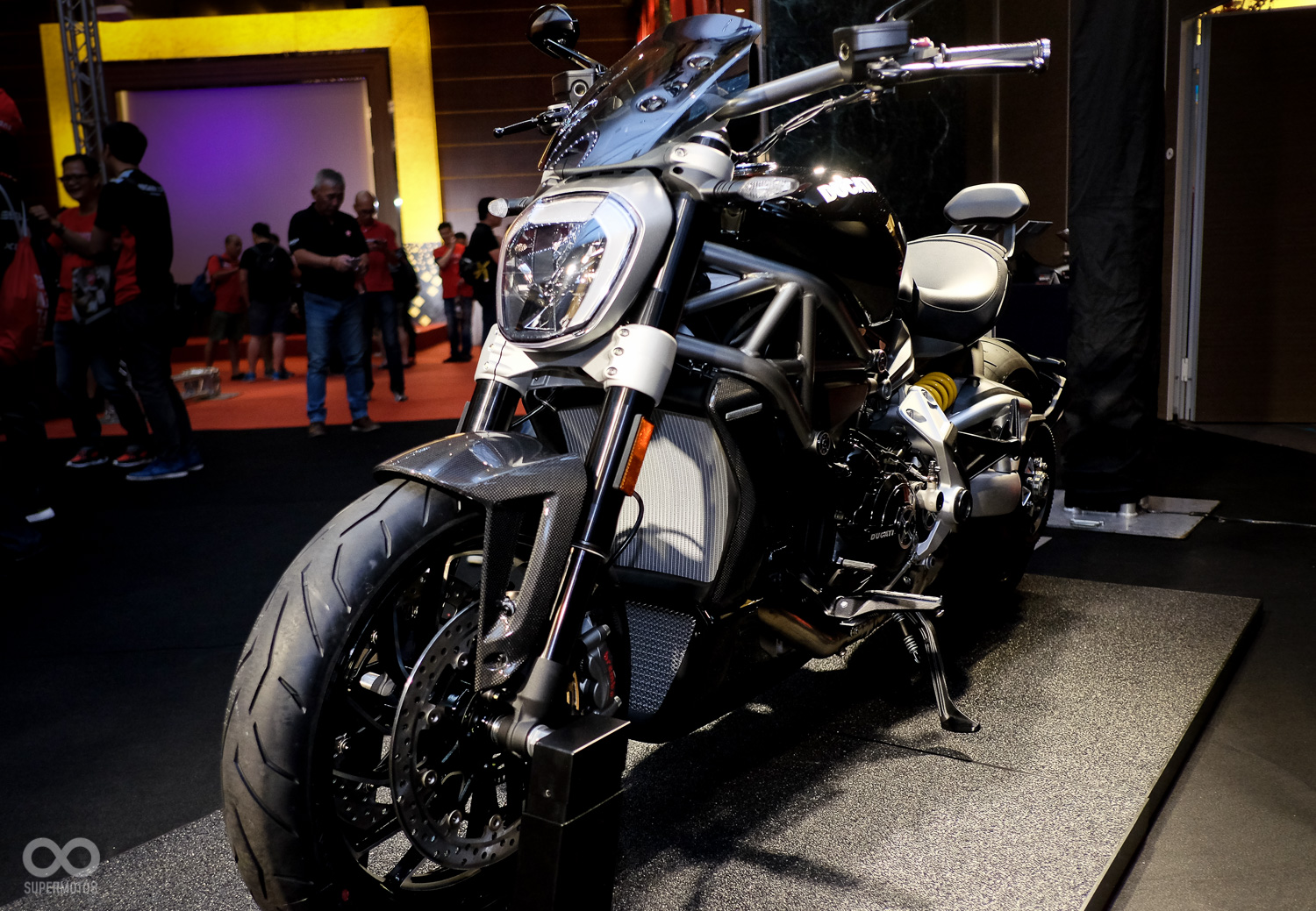 頂級版本的X Diavel S 除了部分車身用上碳纖維車殼,更增加了許多精緻套件