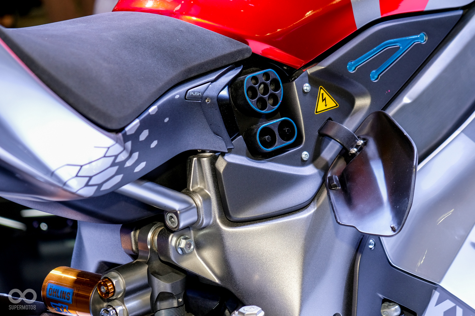 根據照片比對，SuperNEX採用的充電規格為歐盟標準