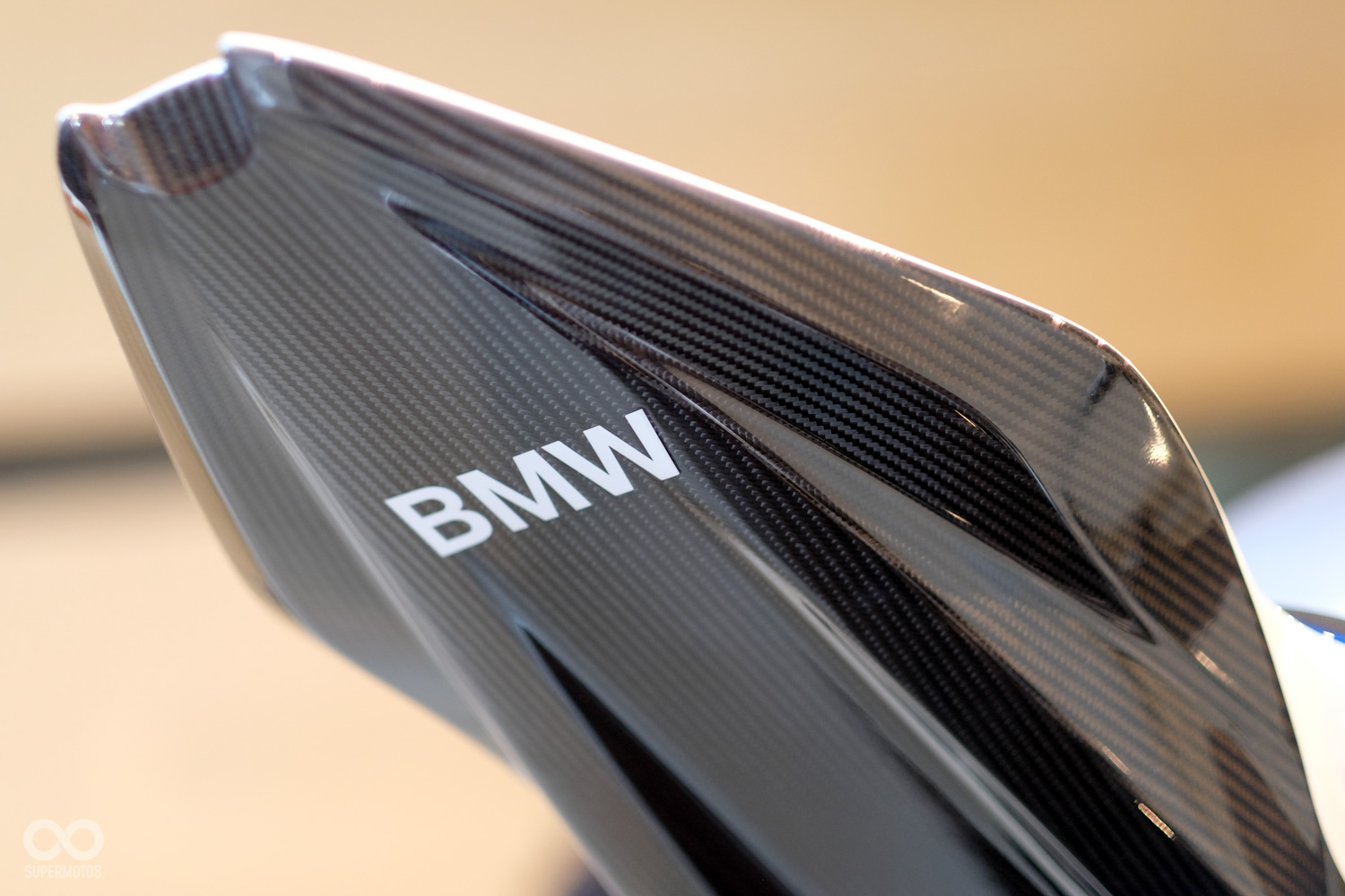 副車架連同車殼全為碳纖維打造,車燈移除後,尾殼的線條順暢的延續,讓車尾的造型更為動感俐落