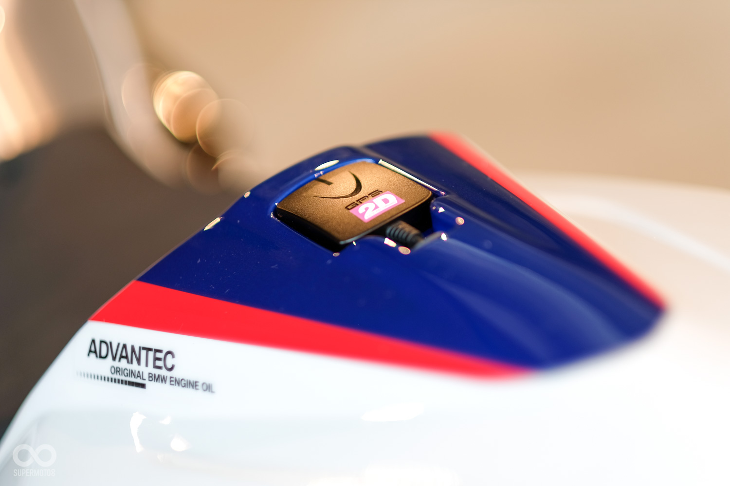 車尾的部分也能看到由2D所生產的GPS定位系統