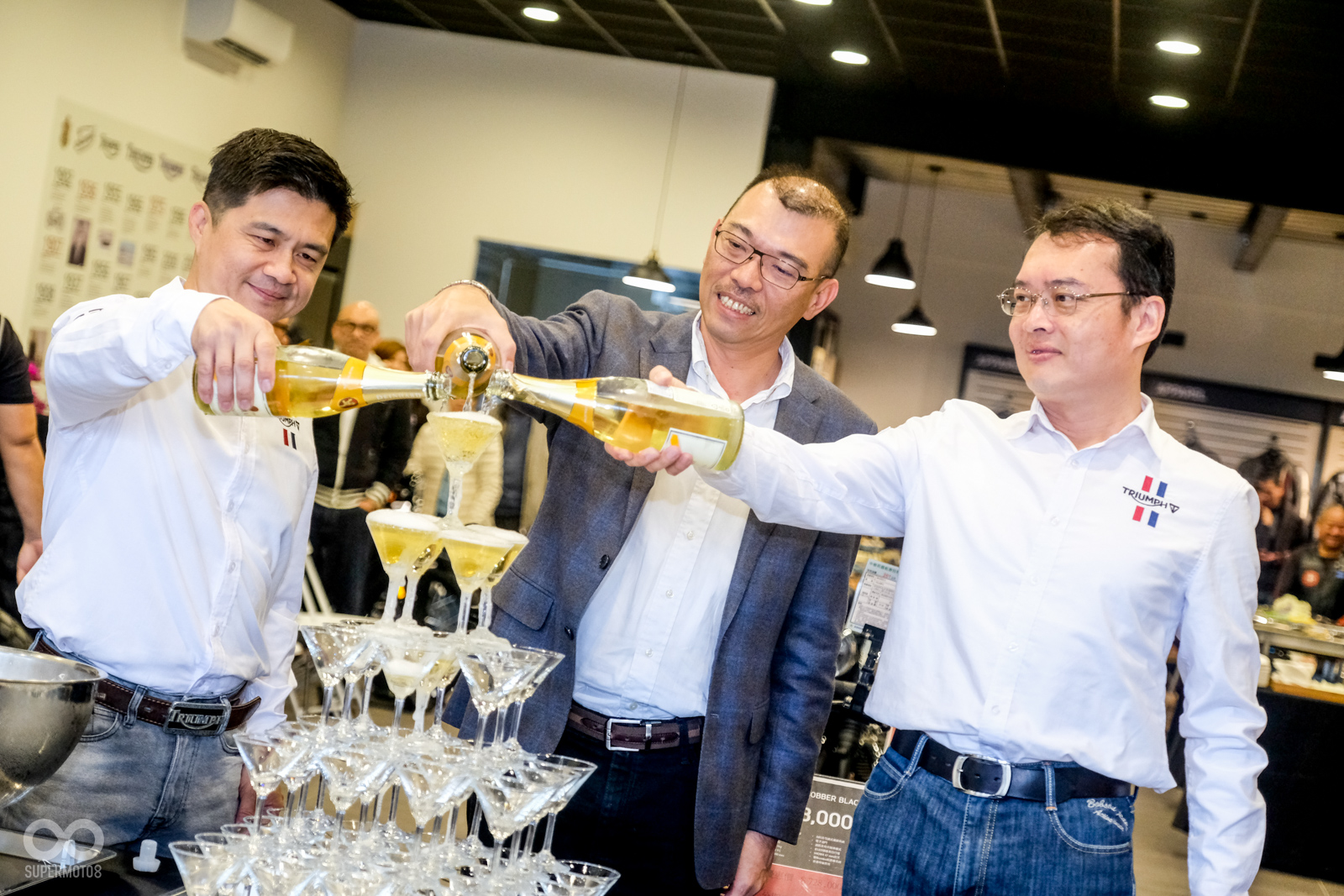 TRIUMPH台中展間黃經理，安東貿易阮營運長、江副總出席開幕活動