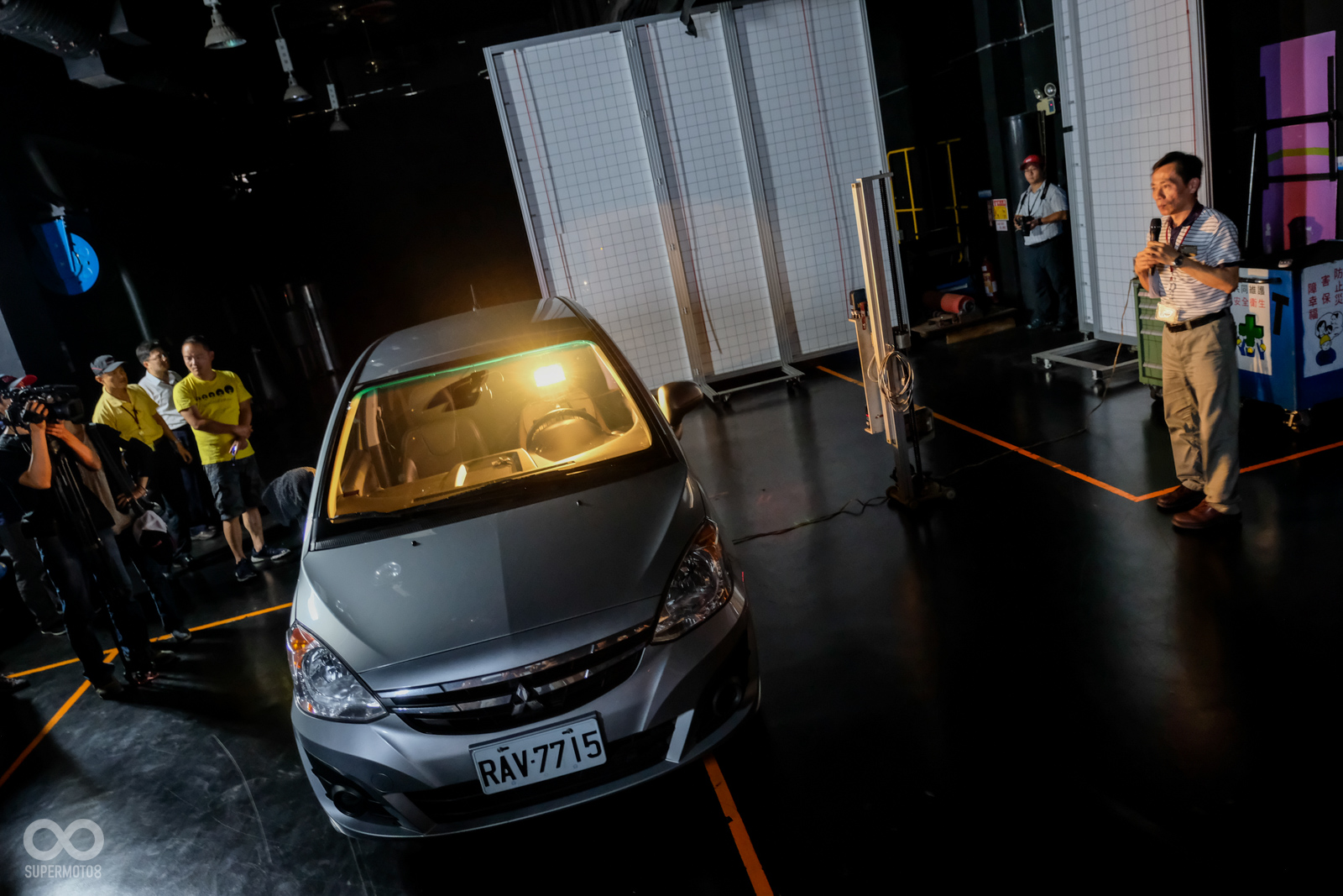 後照鏡視野檢測在暗房中進行,透過車輛後方的方格版判斷是否合格