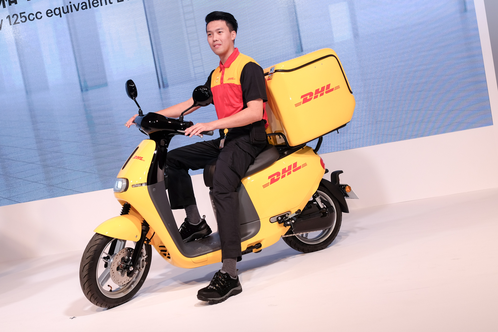現場也秀出了配上DHL黃色塗裝的Gogoro 2 Utility