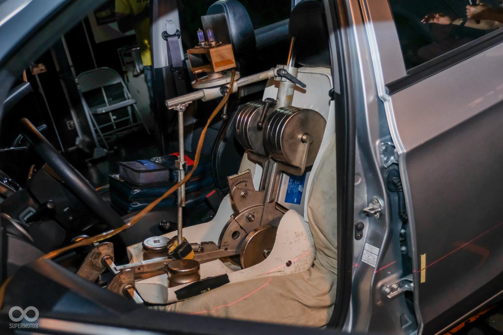 駕駛座上放著“複雜”的假人,下方雷射線條經過的金屬點即為R點