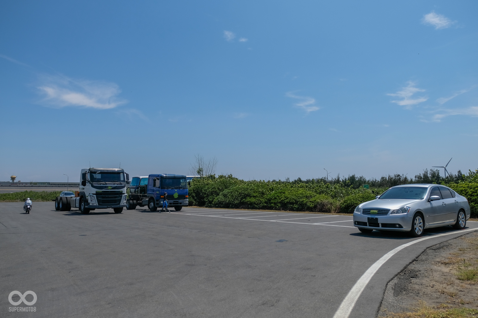現場擺放了大客車,小轎車,讓媒體可以體驗車側盲區、車頭盲區兩部分