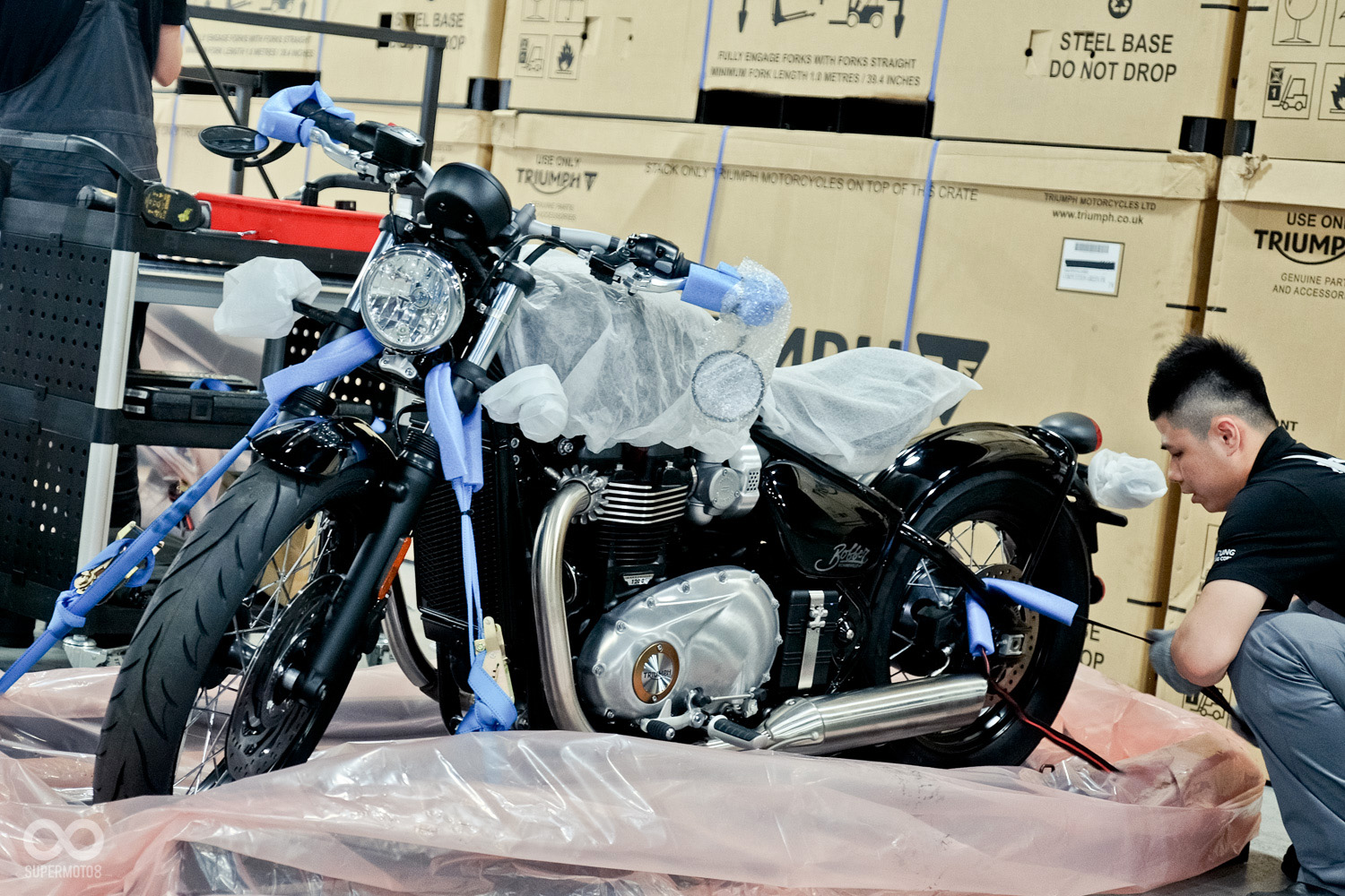 金屬支架移除完畢後還有一層防塵套，以及一層輕薄的EVA泡棉防止刮傷