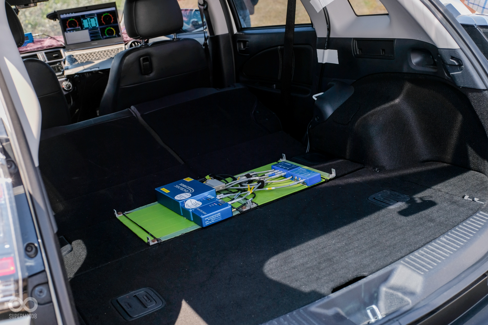 為了精準檢測盲點系統是否有在國際標準下作動,車上安裝了超精密的GPS系統