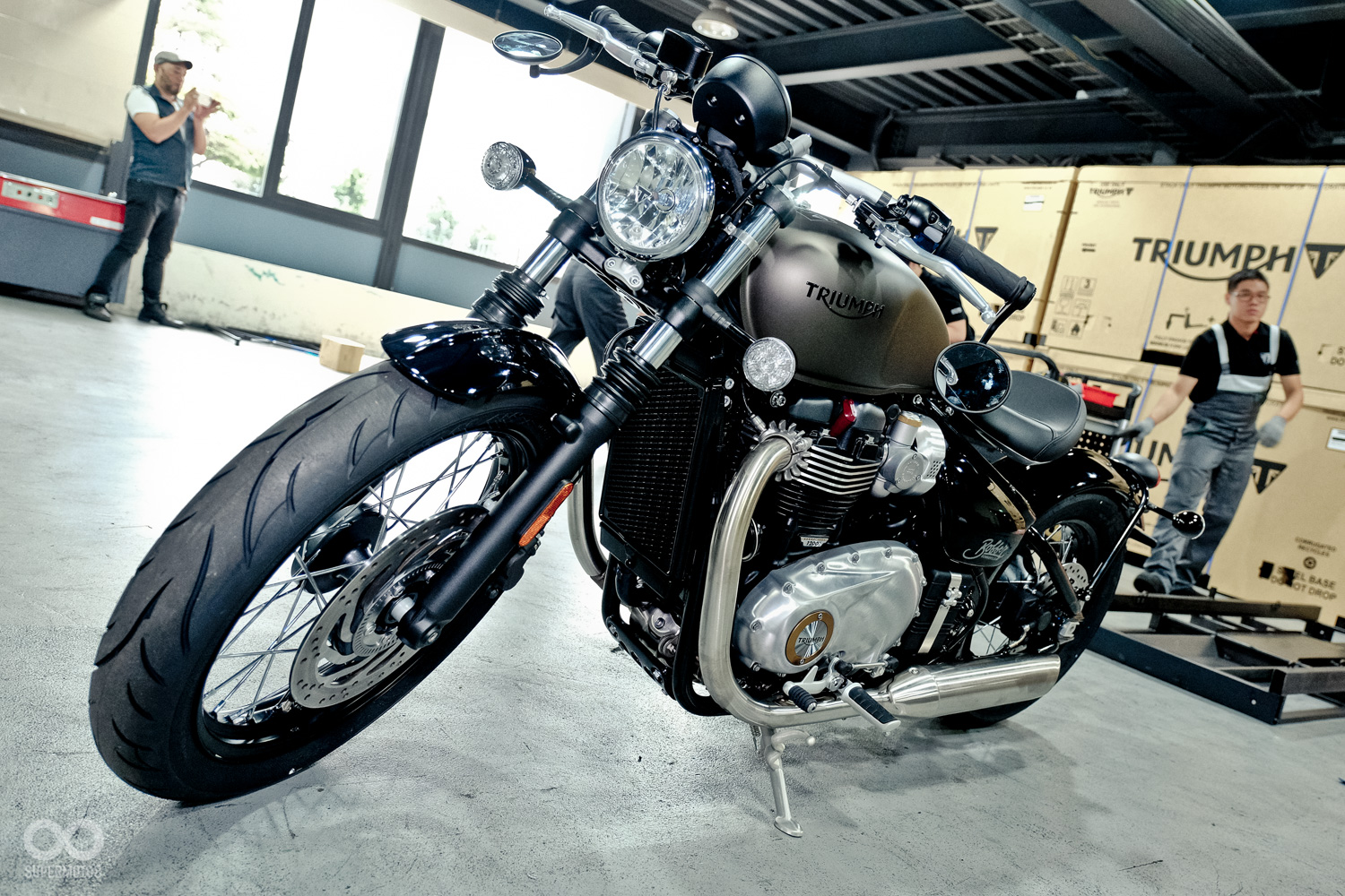 解開固定綁帶後，全新的Bobber就可以牽出來囉，但後續還有多項檢查手續要逐步確認