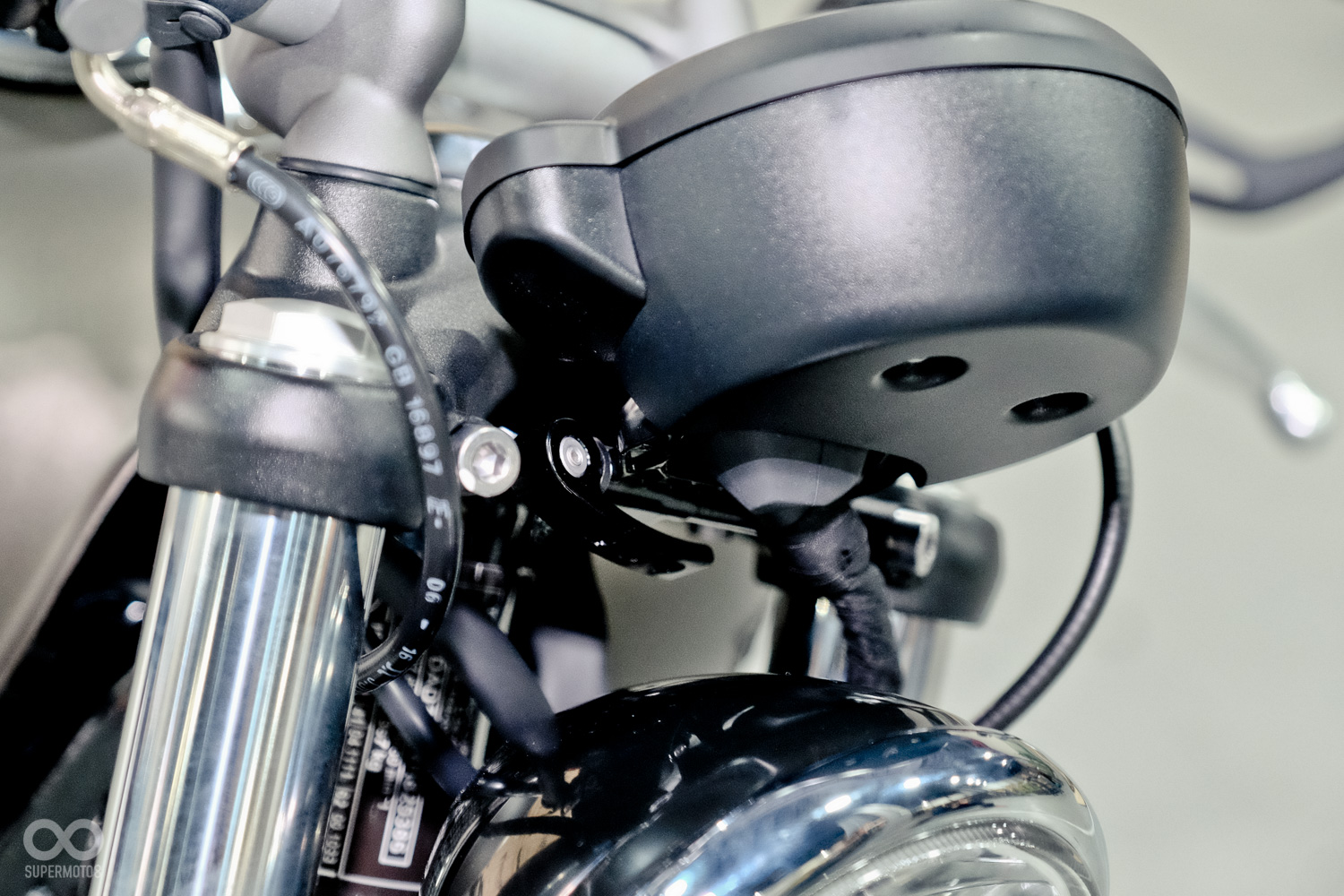 Bobber的單環錶功能豐富之外，下方還具有調整機構，騎士可依需求進行角度的挑整