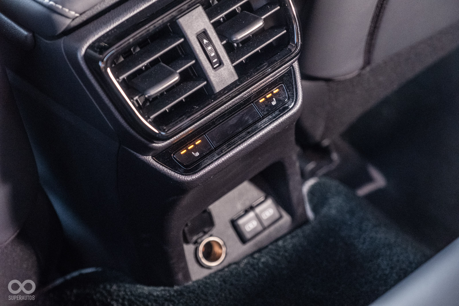 後雙座具有加熱座椅功能