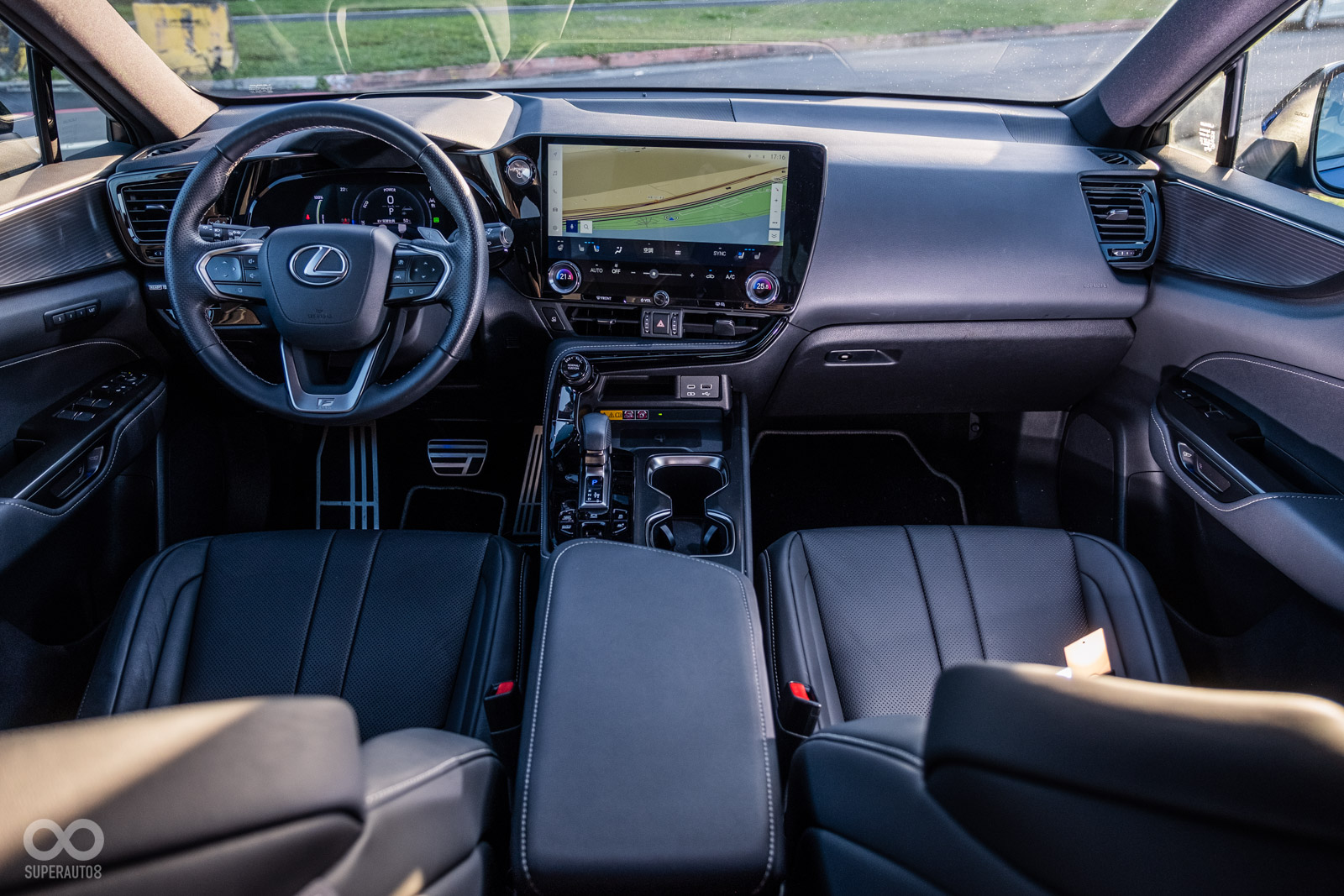 TAZUNA全環繞駕駛座艙升級有感，NX 450h+ F SPORT更搭載14吋超大多媒體螢幕