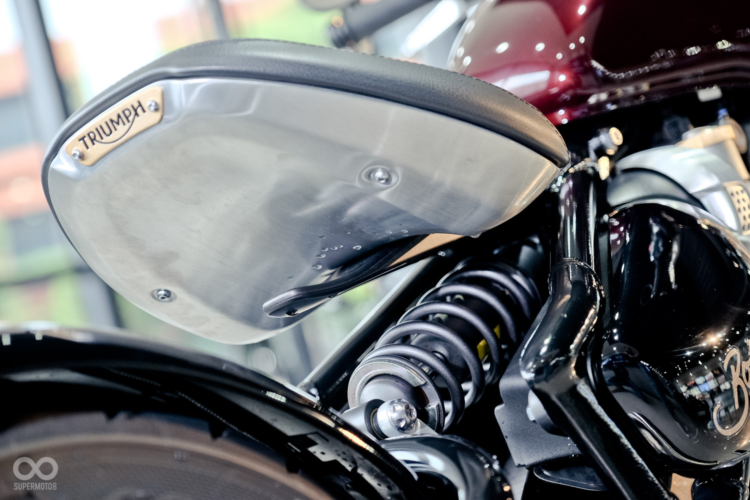 避震器巧妙地藏在車架與坐墊下方，從側面看去車尾的俐落感有如”硬尾“車型，但同時又兼具了”軟尾“的舒適性