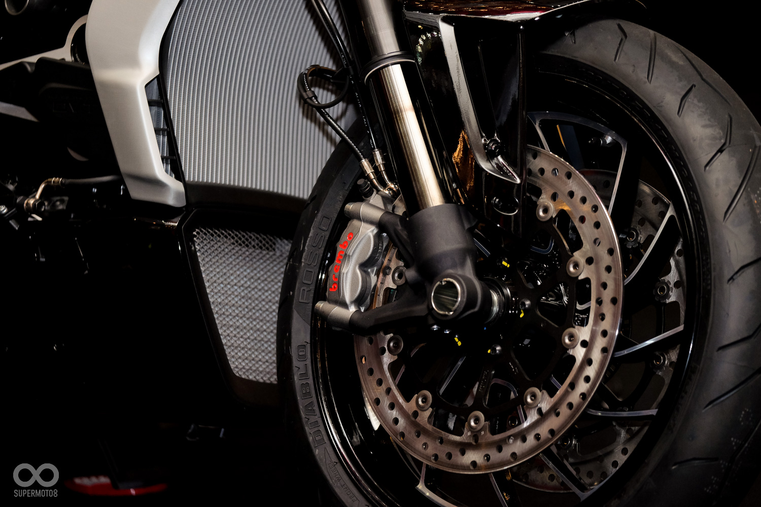 前懸吊使用直徑粗達50mm的Marzocchi全可調倒立式前叉。制動使用Brembo M4.32對向四活塞輻射卡鉗,搭配320mm浮動碟