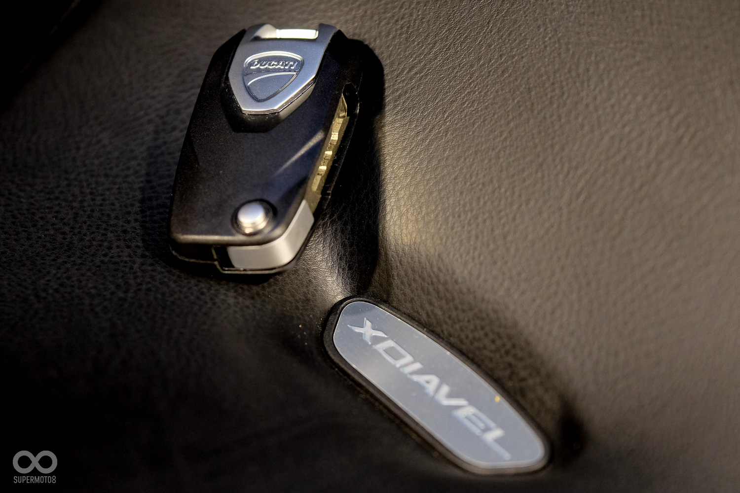 XDiavel配有Hands-Free免鑰匙啟動,鑰匙類似高階汽車所使用的Keyless晶片鑰匙