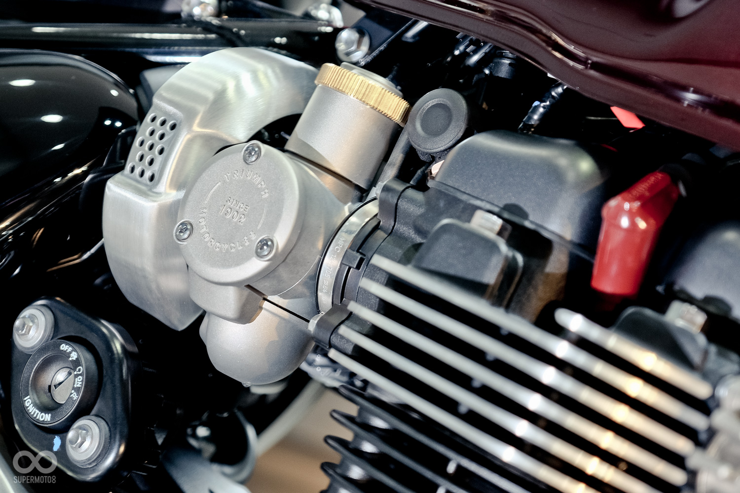 節氣門的部分刻意設計成化油器的造型，營造出歷史感