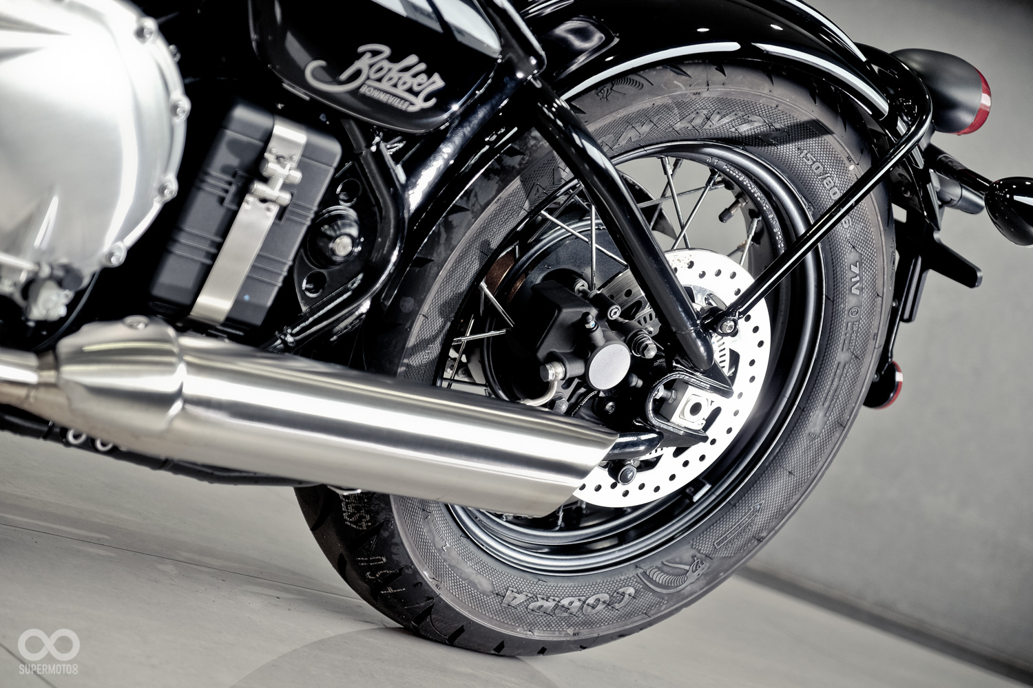 排氣管採用雙側雙出設計，外型則是經典的水平魚雷管，