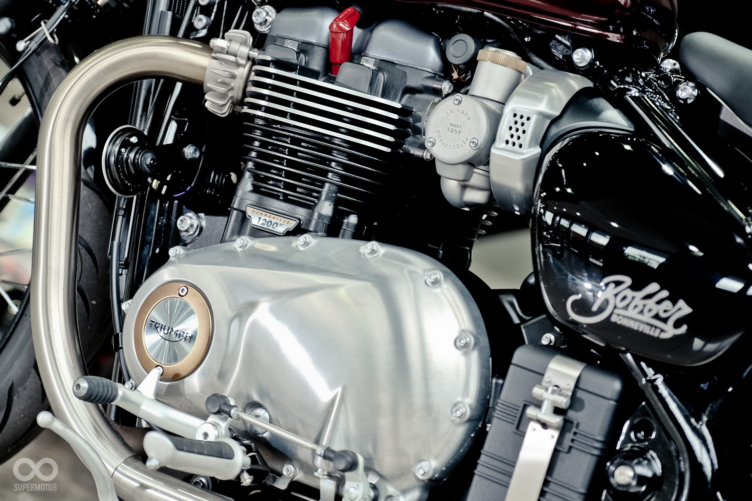 使用家族中最新的1,200c.c.並列雙缸水冷引擎，最大扭力高達10.8kg-m