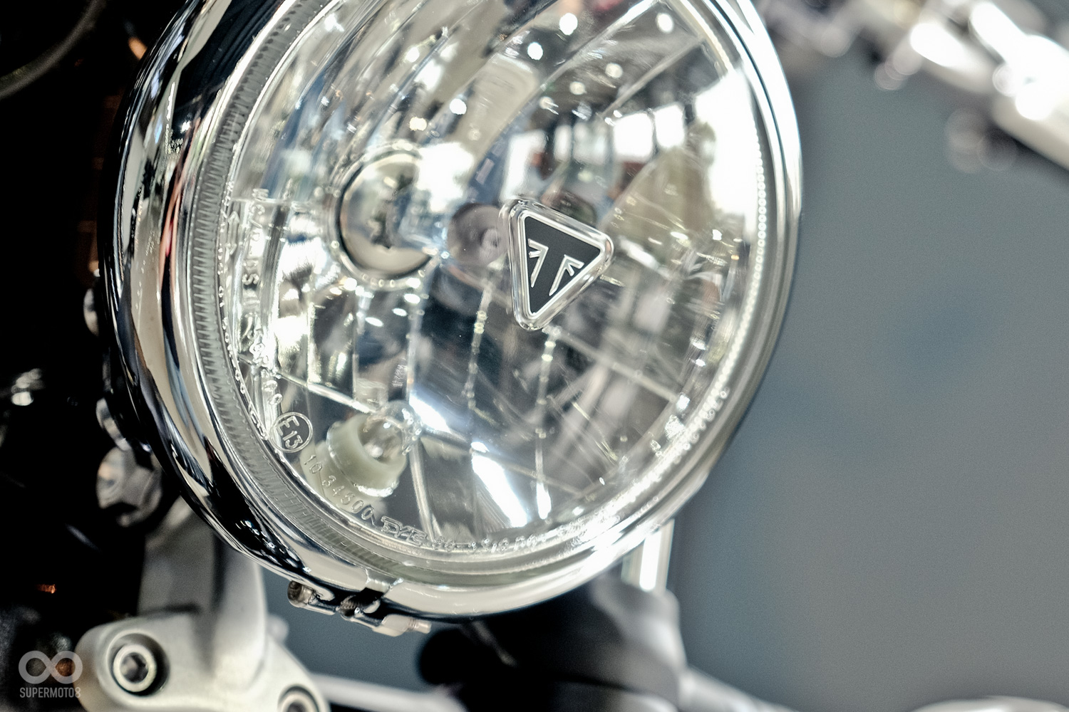 經典的丹登，遮光罩的部分也能看到Triumph倒三角形的廠徽