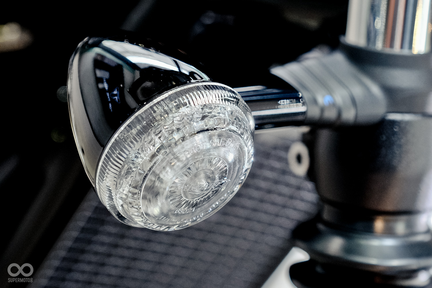 子彈型方向燈，造型經典，但尺寸有些大不是那麼俐落