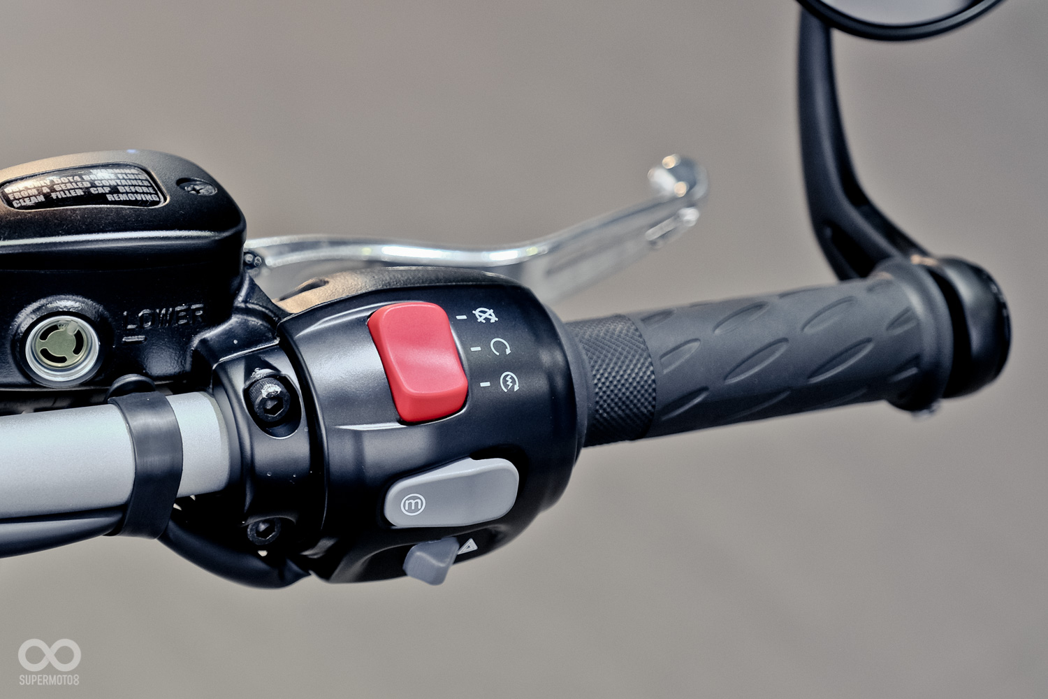 按鍵的配置與Bonneville車系類似，使用啟動開關與熄火開專整合的設計