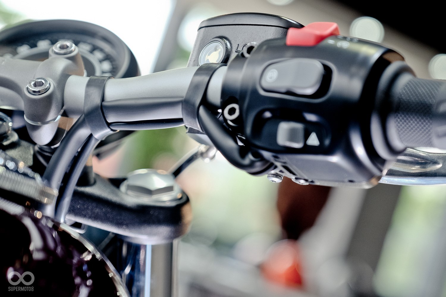 Bobber也是嬉皮車中少數使用電子油門線的車款，從這角度也可以看到Triumph的走線藏得相當精美