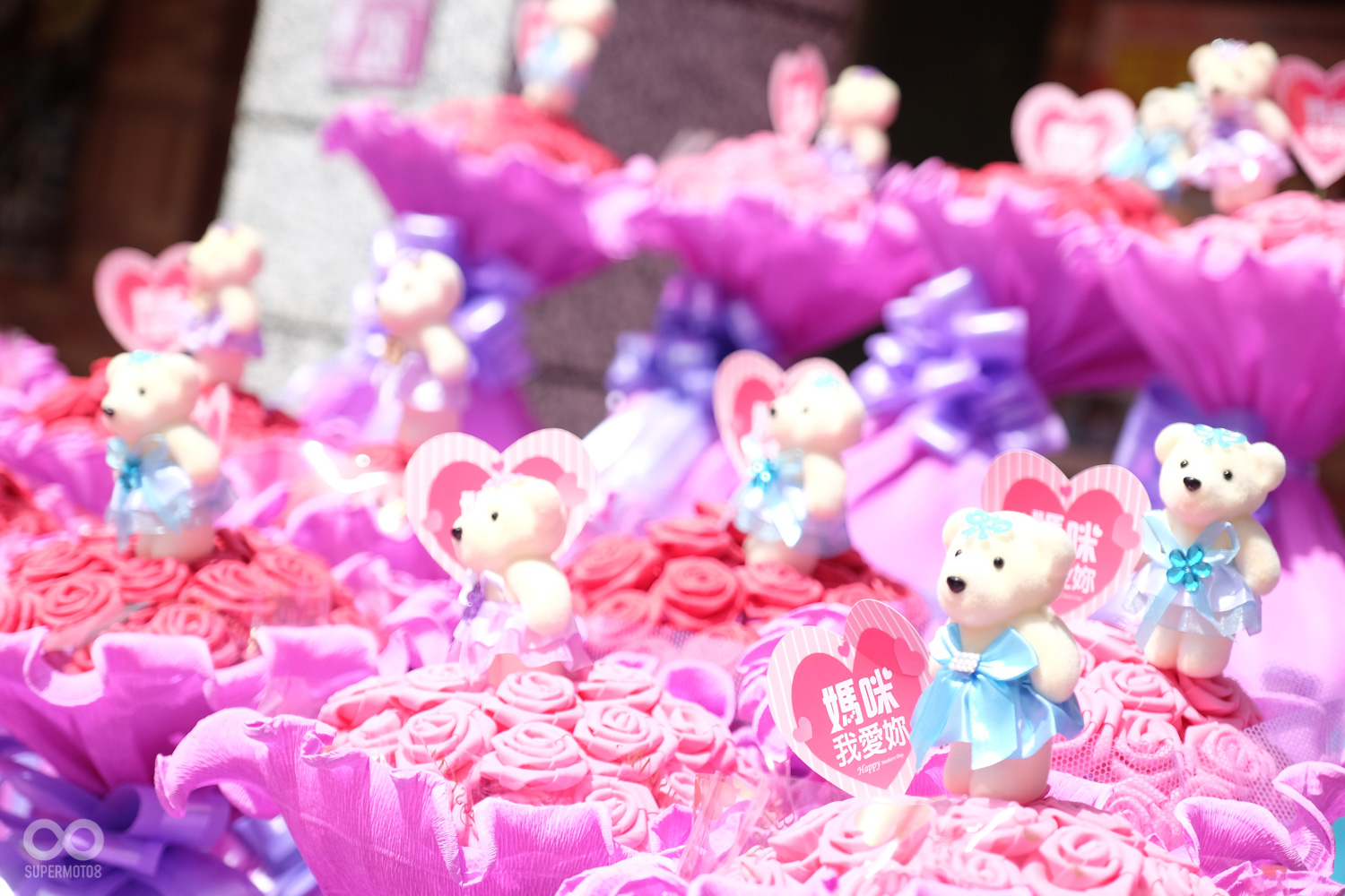 由真善美社會福利基金會的憨兒所製作的手工玫瑰花束,已放在架上等待送出