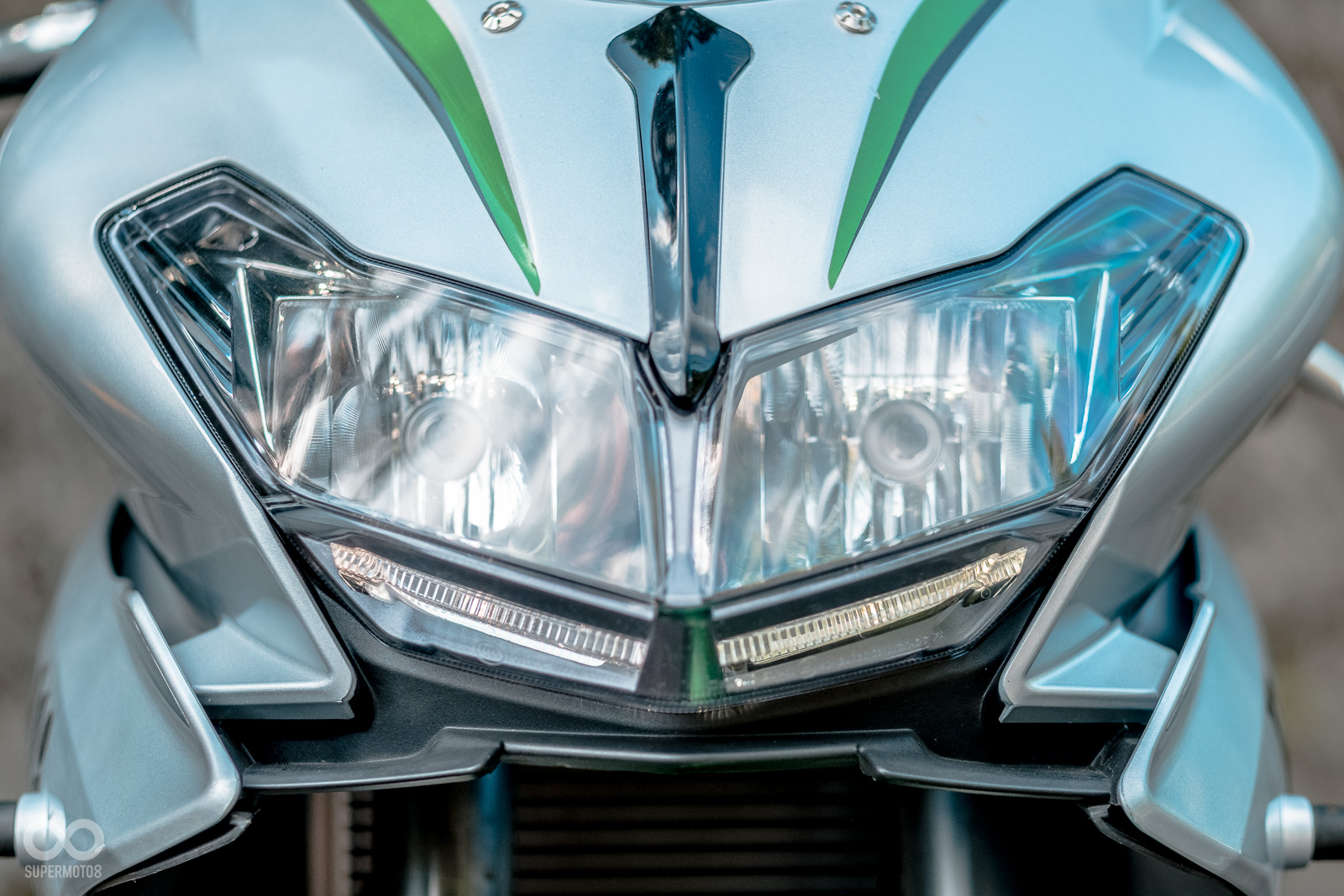 車燈採用上下兩層的設計