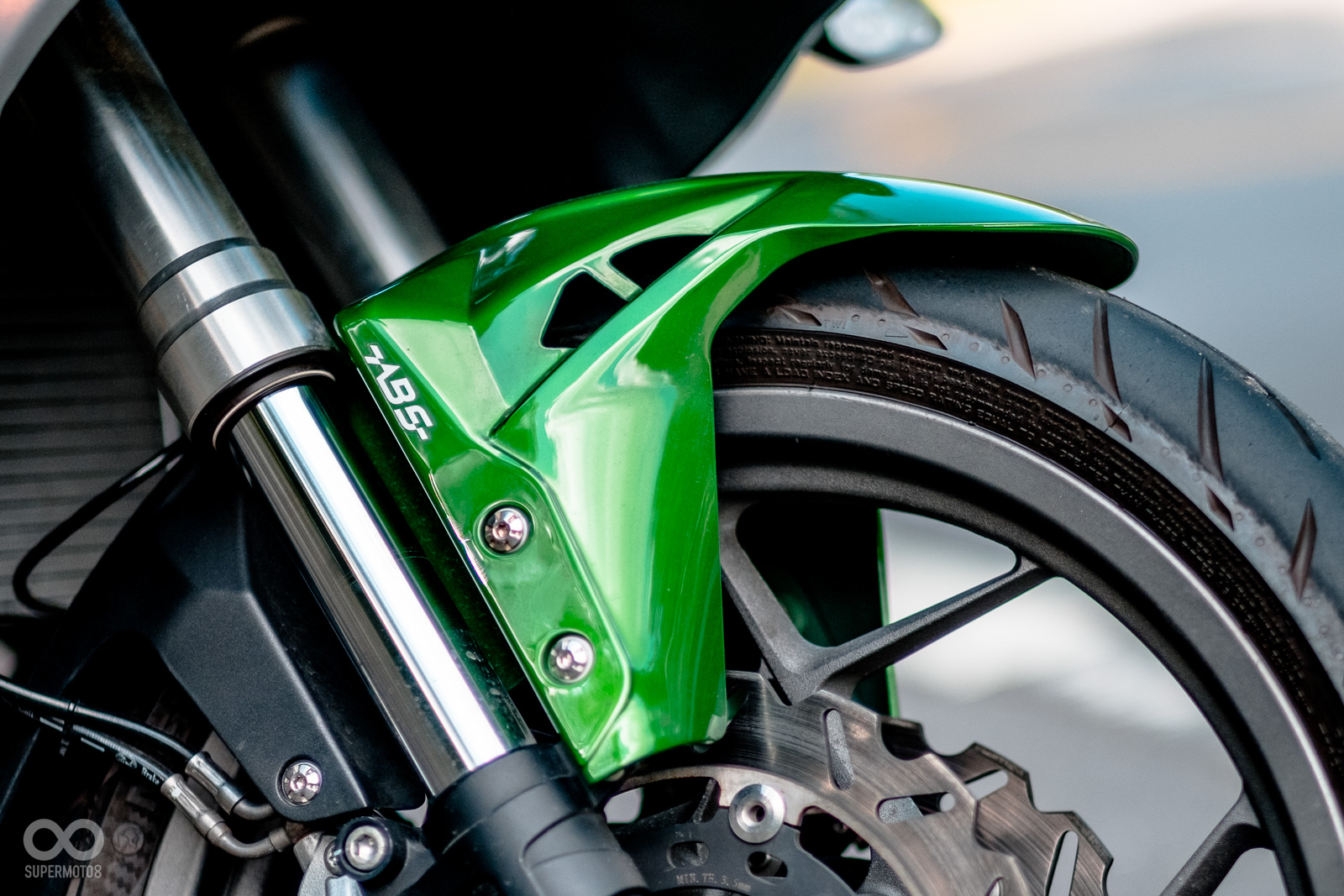 前懸吊使用了41mm的倒立式前叉