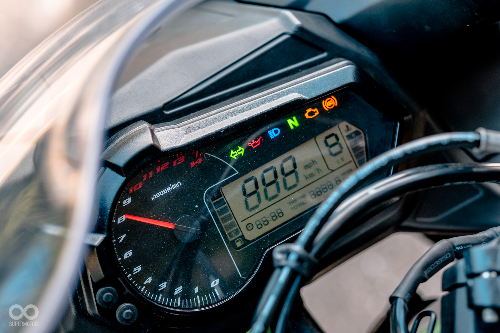 指針轉速配上電子時速的儀表搭配