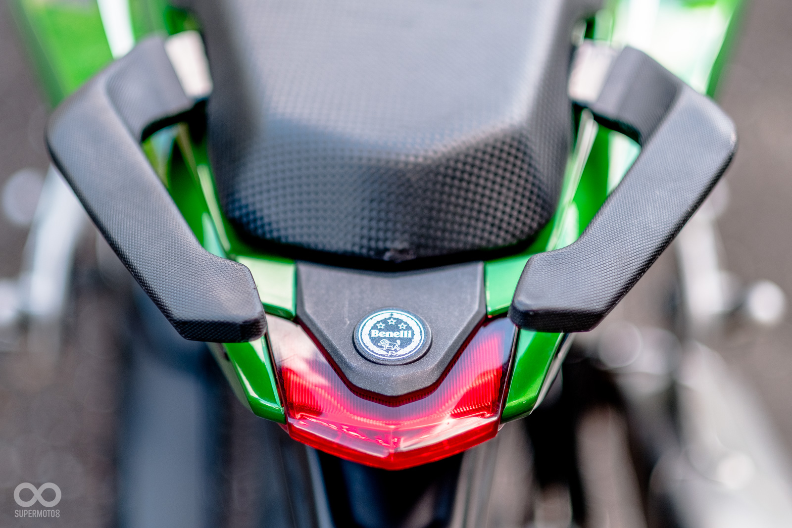 分離式的後座扶手，車尾殼上也有Benelli的廠徽