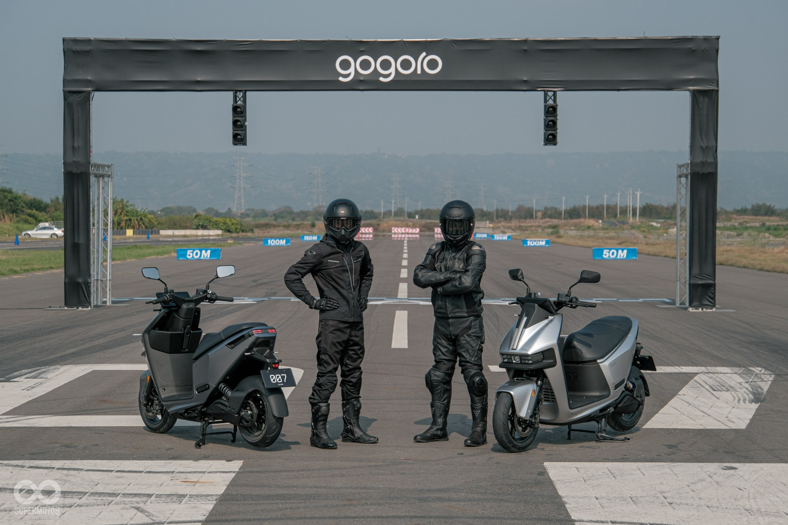 看到背後的大直線嗎？我們來輕航機場試試 Gogoro Pulse 的全新動力啦！