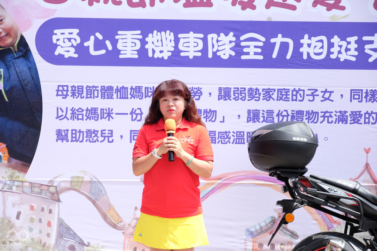 愛心團隊的發起人謝慧謹激動地表示:感謝SUZUKI重機車隊促此次成愛心送花的活動