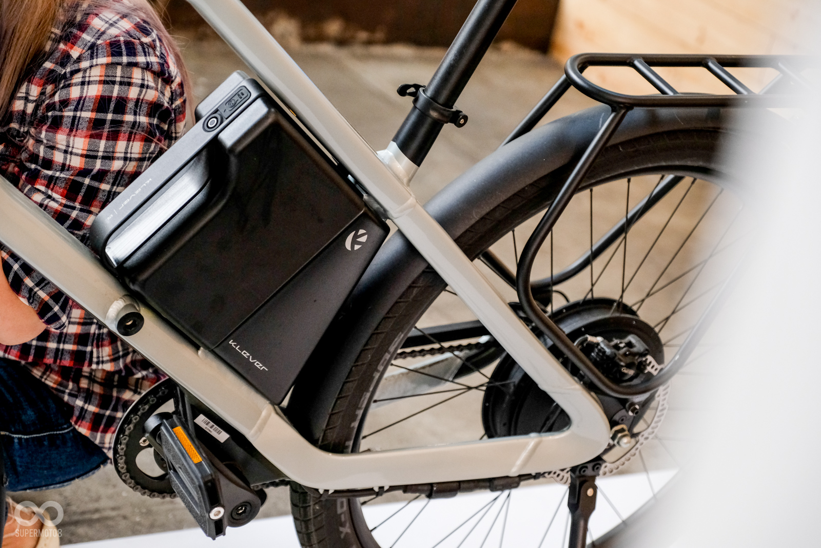 電池放置於車輛中央,巧妙地結合於車體設計中