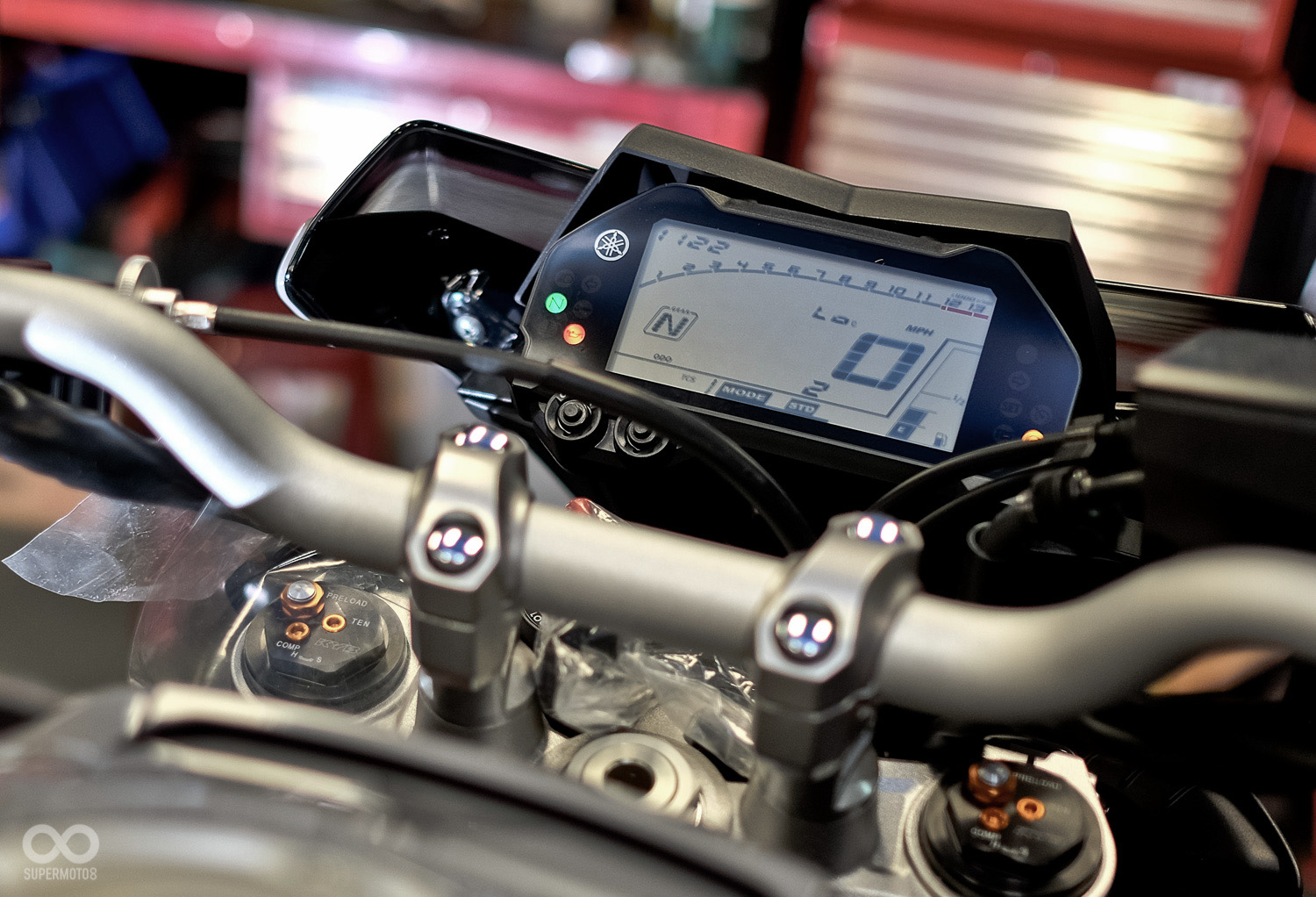 寬敞的手把配置造就更輕鬆的騎乘姿勢,中間安置著12吋全液晶儀表