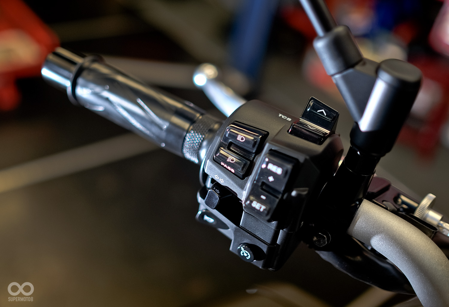 左手把除了模式選擇按鈕,下方更設置了定速巡航鍵,當時速高過30公里後即可按下啟動定速,只要拉下煞車定速將自動解除