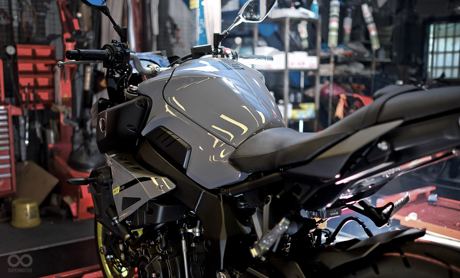 與R1相同擁有1400mm的驚人軸距,並配置不算大的17公升油箱