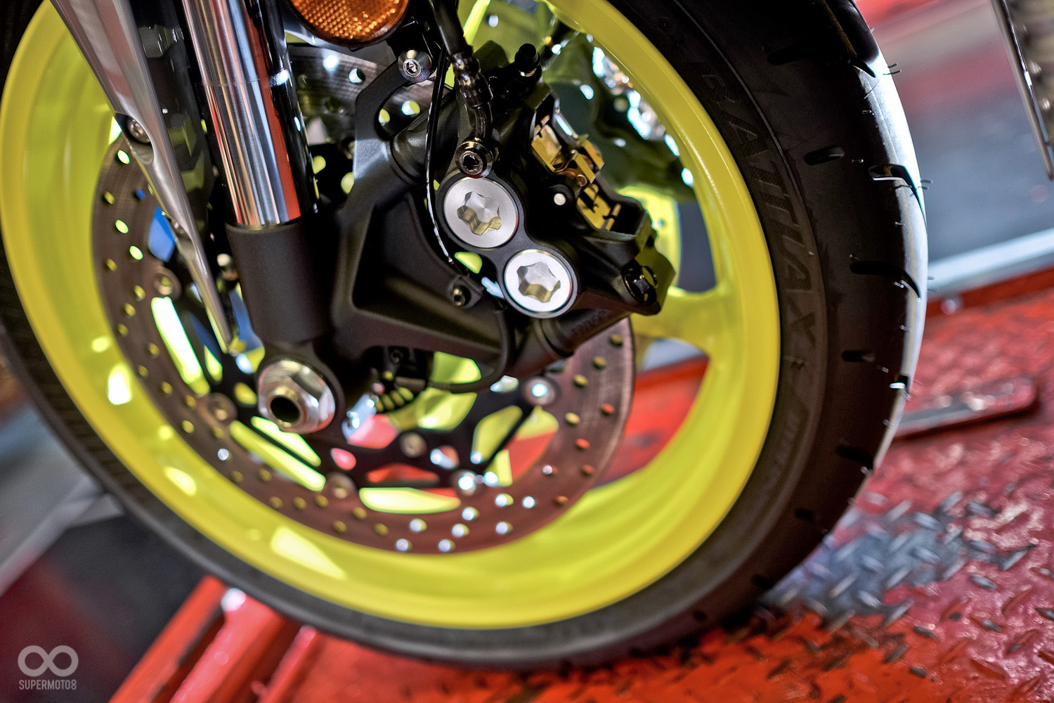 四活塞雙子星輻射卡鉗搭配320mm雙碟