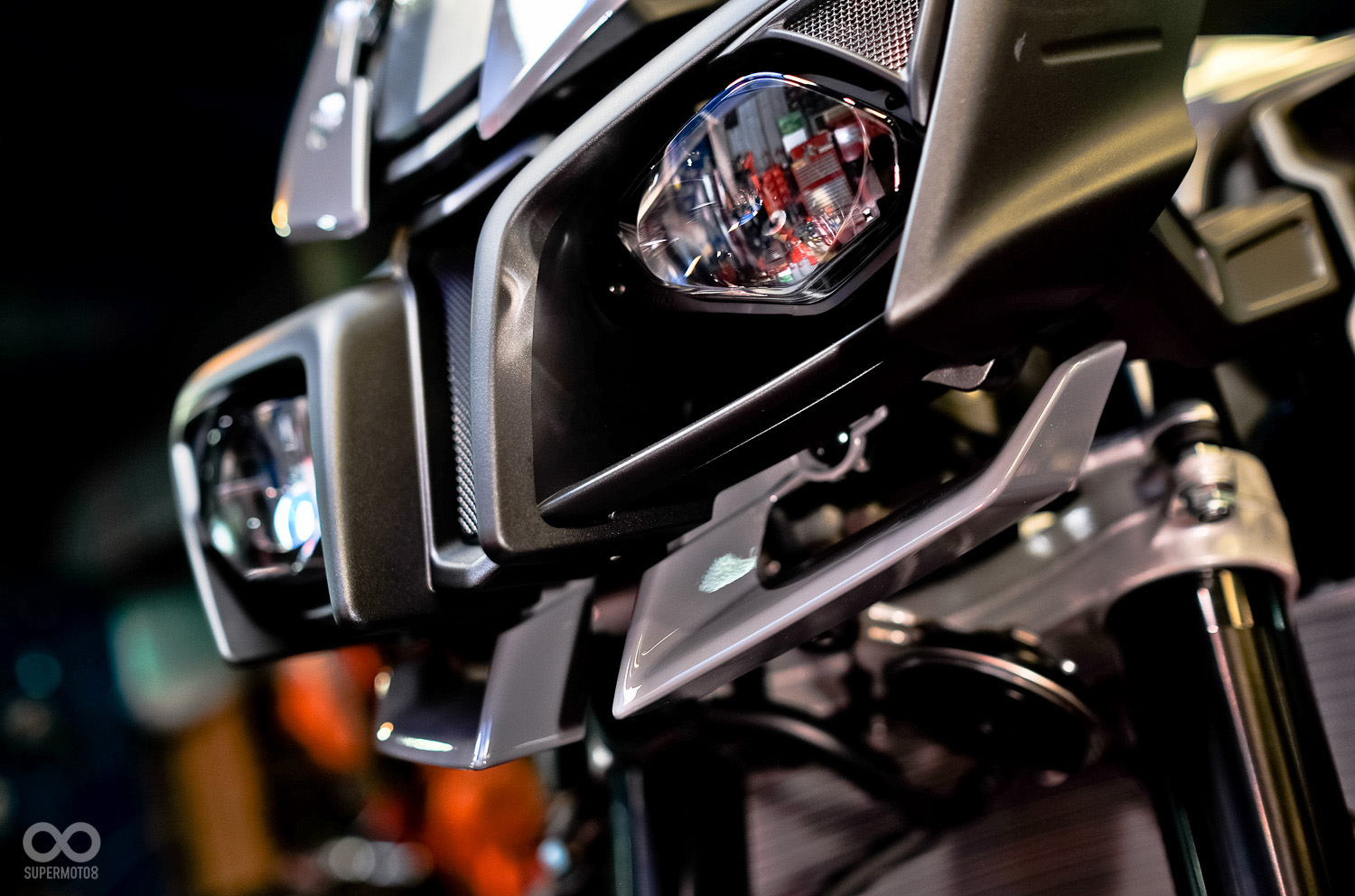 與R1一樣使用雙邊魚眼頭燈。車頭下方設置造型特殊的雙翼片