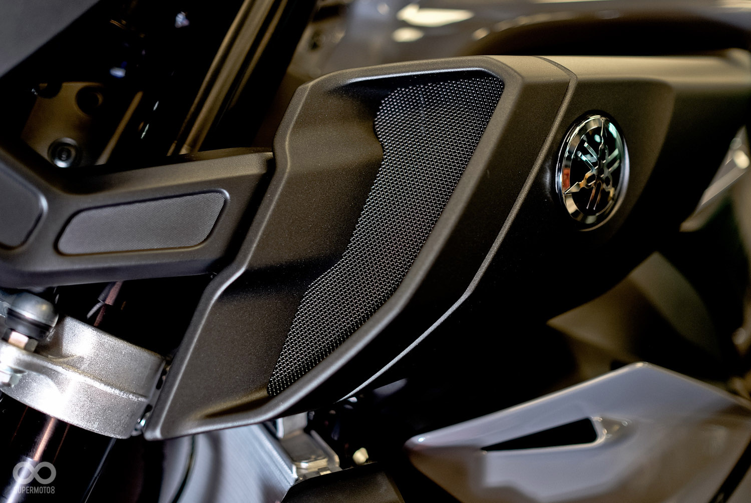 進氣孔以大面積網片裝飾