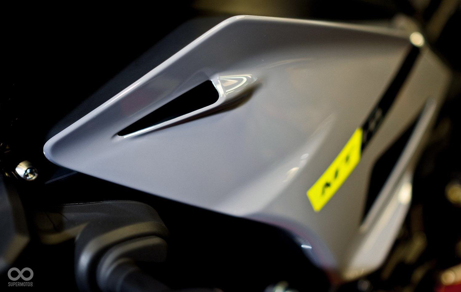 全車使用許多鰭片與孔洞來裝飾車身