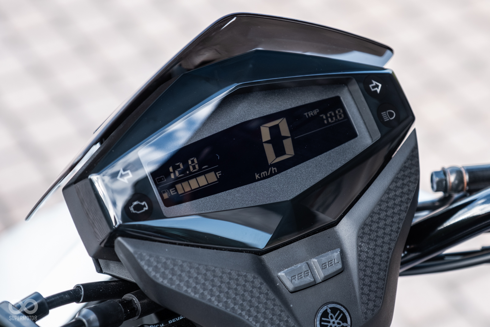 儀表位置經過修改，一旁還有菱格紋點綴