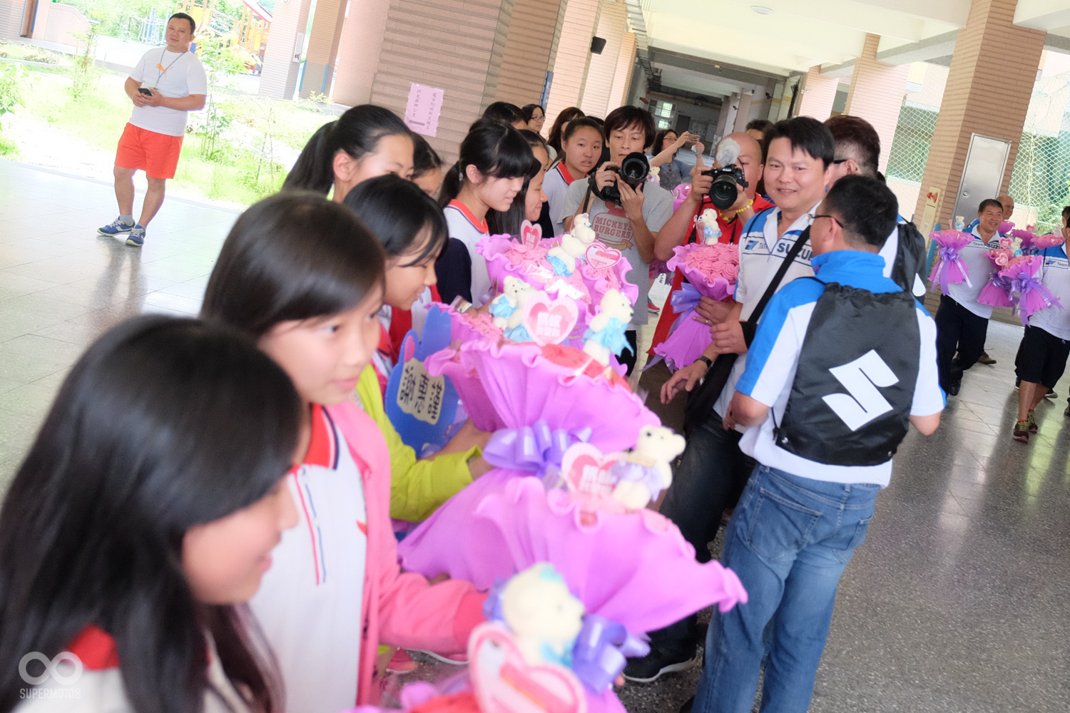 車主們將花束一一交到龍安國小,小朋友們的手上,像場氣氛相當溫馨