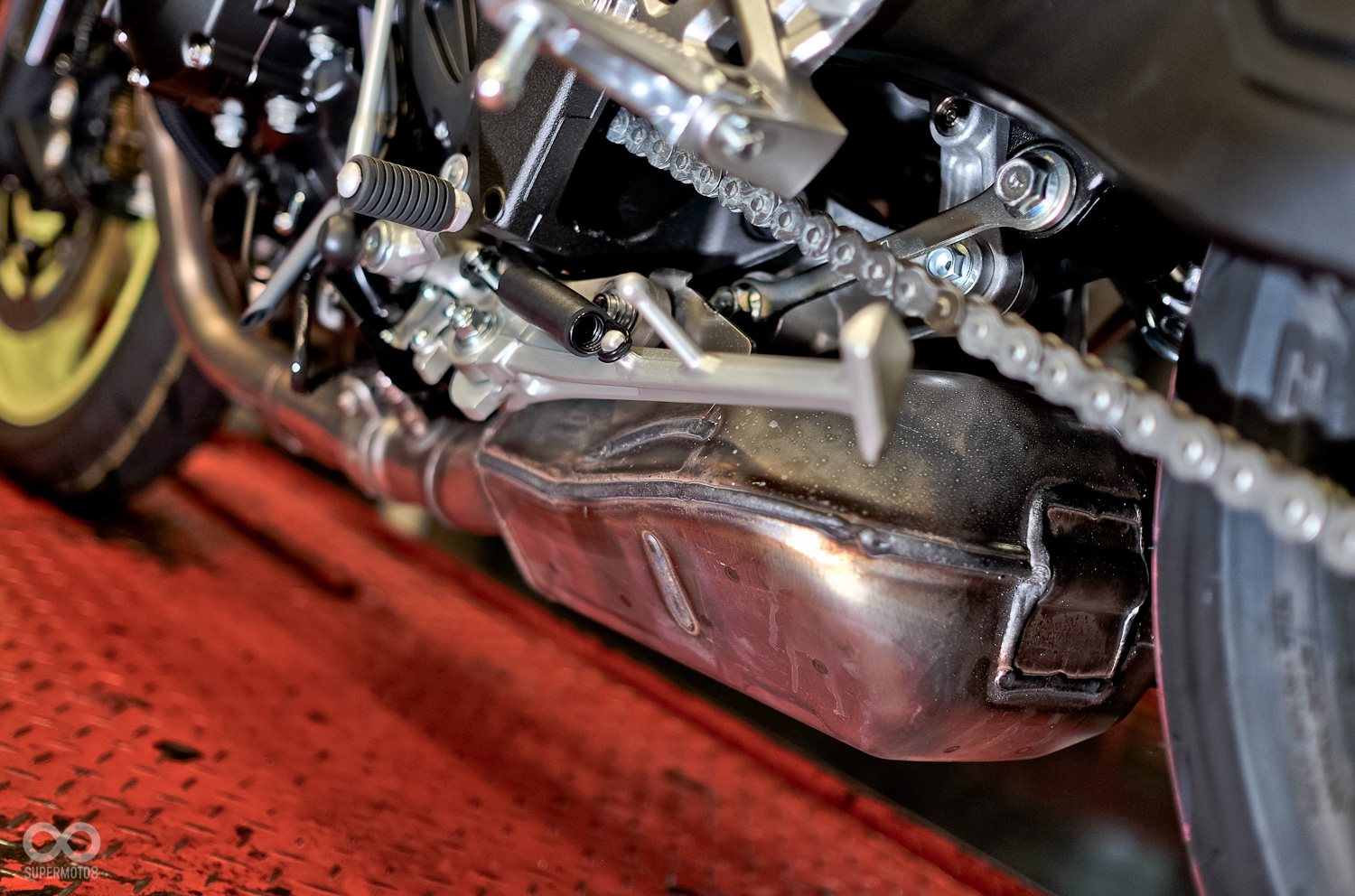 車身下方設置碩大的排氣中段,讓尾段造型得以保持短翹