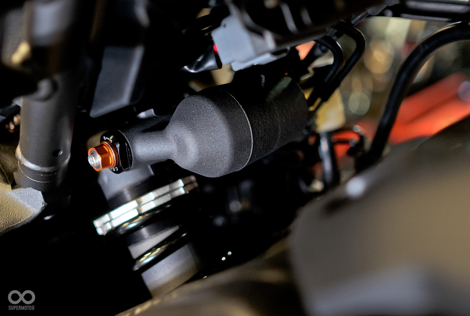 前使用KYB 43mm全可調倒叉,後為KYB外掛氣瓶單槍全可調避震