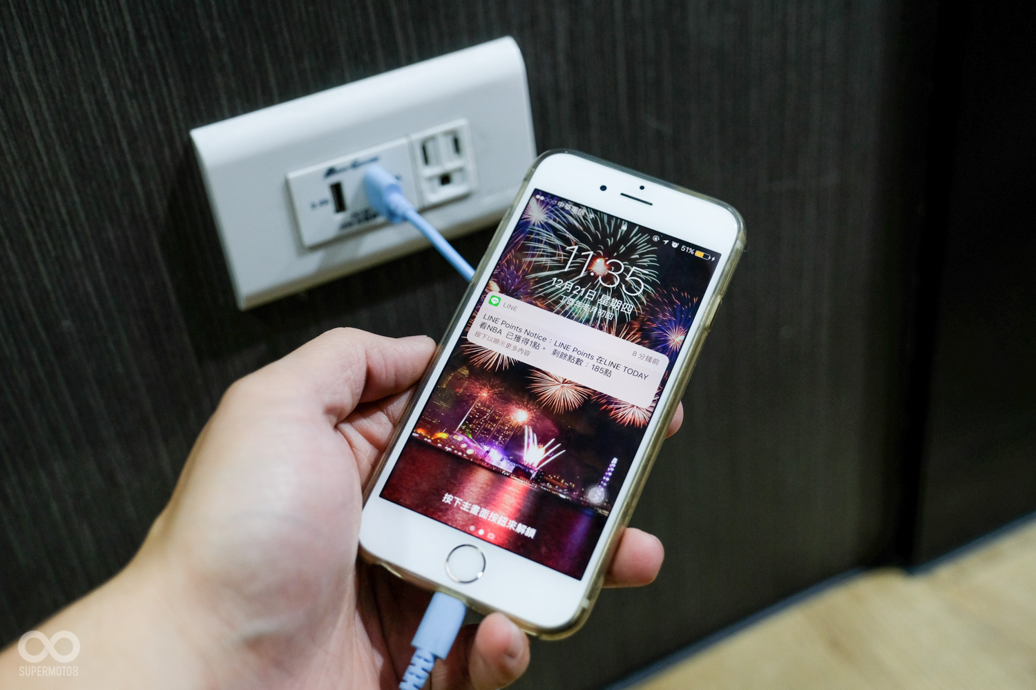 店內也備有充足的插座，能提供3C裝置充電，線的部分也能跟櫃台借用，相當的貼心